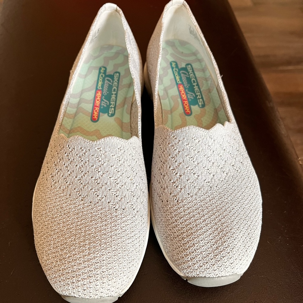 Brand new Skechers Seager Scallop slip on